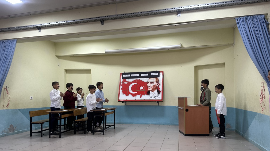 Sınıf öğretmenimiz Çağlar İLGİ ve öğrencileri tarafından 12 Mart  İstiklâl Marşı’nın Kabulü ve Mehmet Akif Ersoy’u Anma Günü ile ilgili etkinlik çalışması yapıldı.