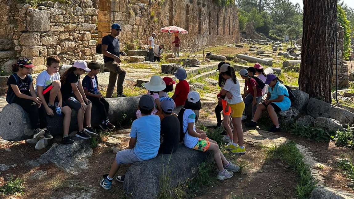 Sınıf öğretmenimiz Nigar CEYLAN ARSLAN ve öğrencileri arkeolog eşliğinde Syedra Antik kenti gezisi yaptı.